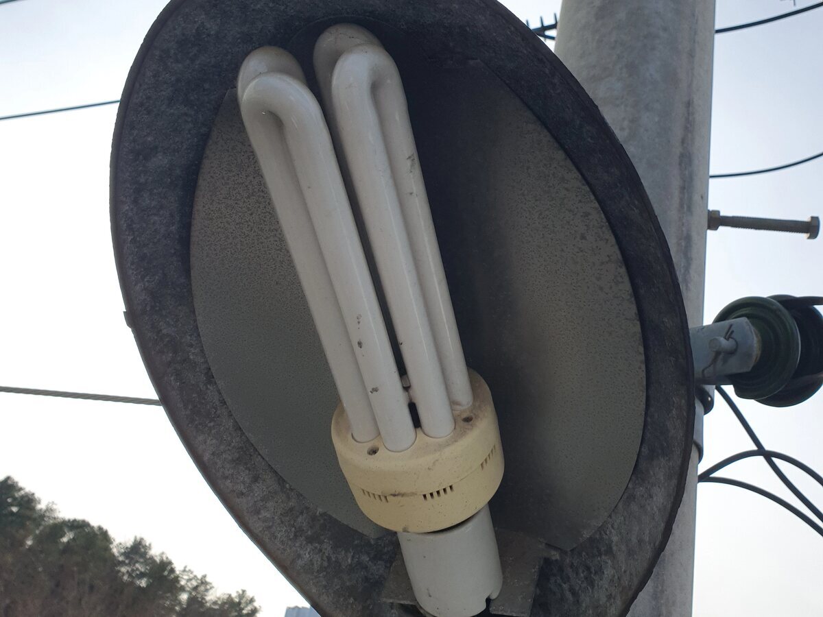노후 형광등기구 근접 촬영, 교체 전 상태