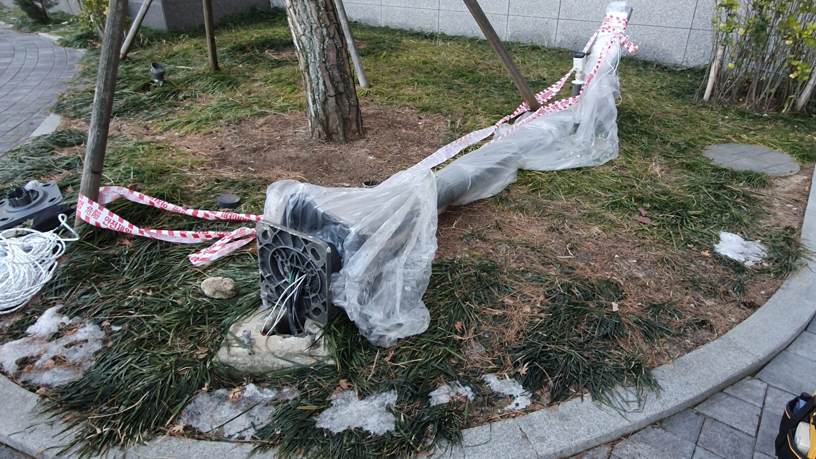 성남 가로등교체 전, 신규 식재목 주변 설치 준비 현장