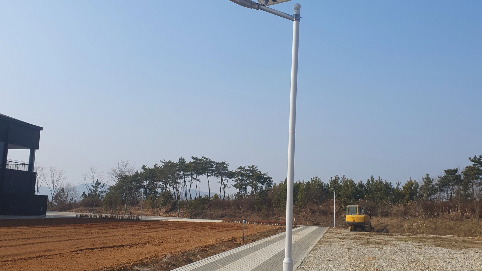 신규 조성지 도로공사 현장에 설치된 LED가로등