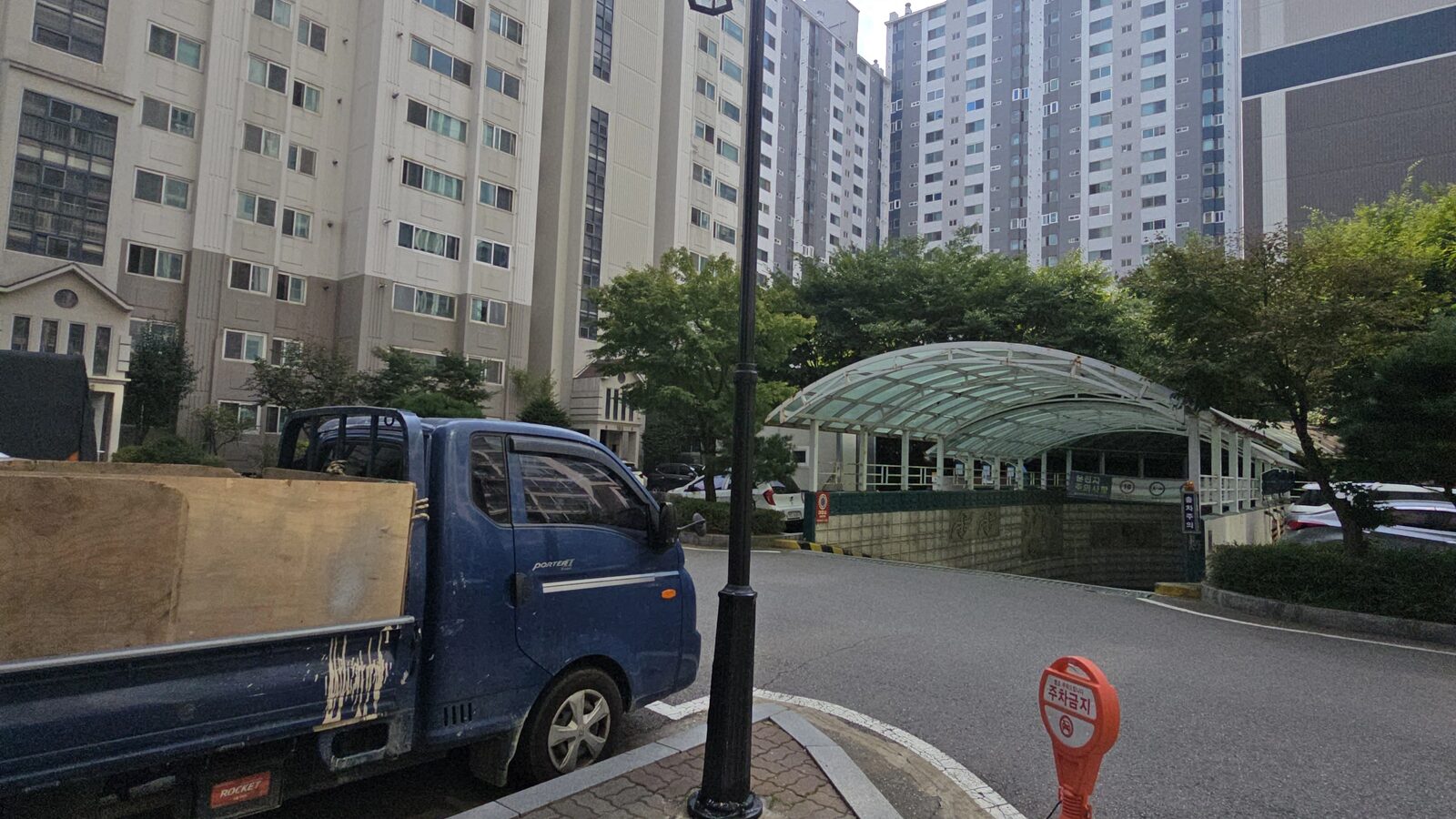 아파트단지 도로에 설치된 가로등