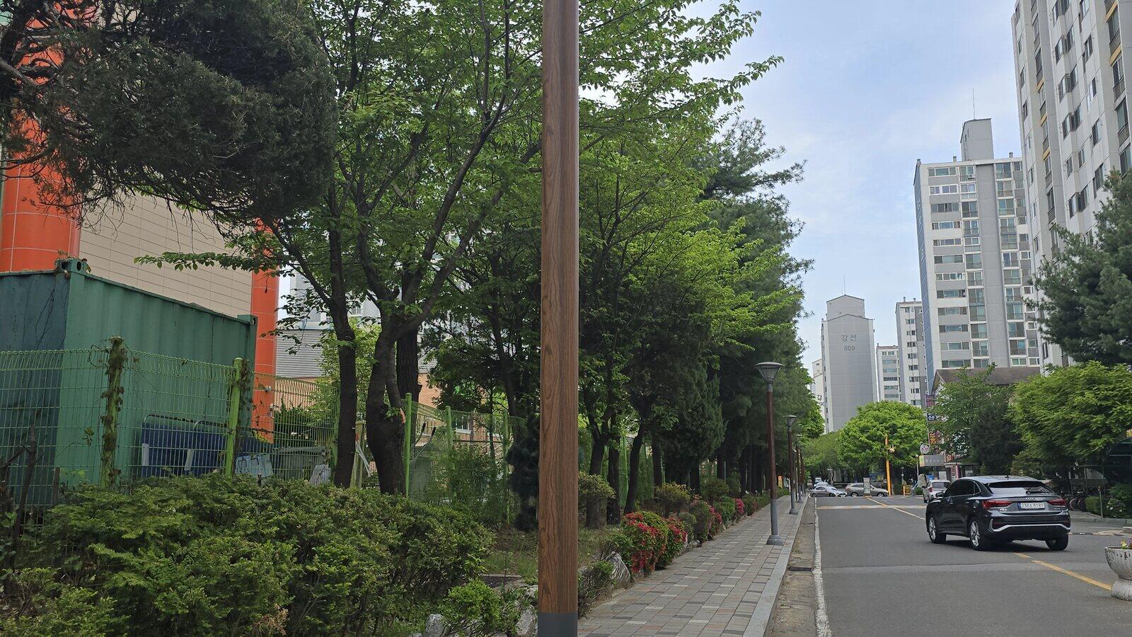 가로수길에 새로 설치된 가로등