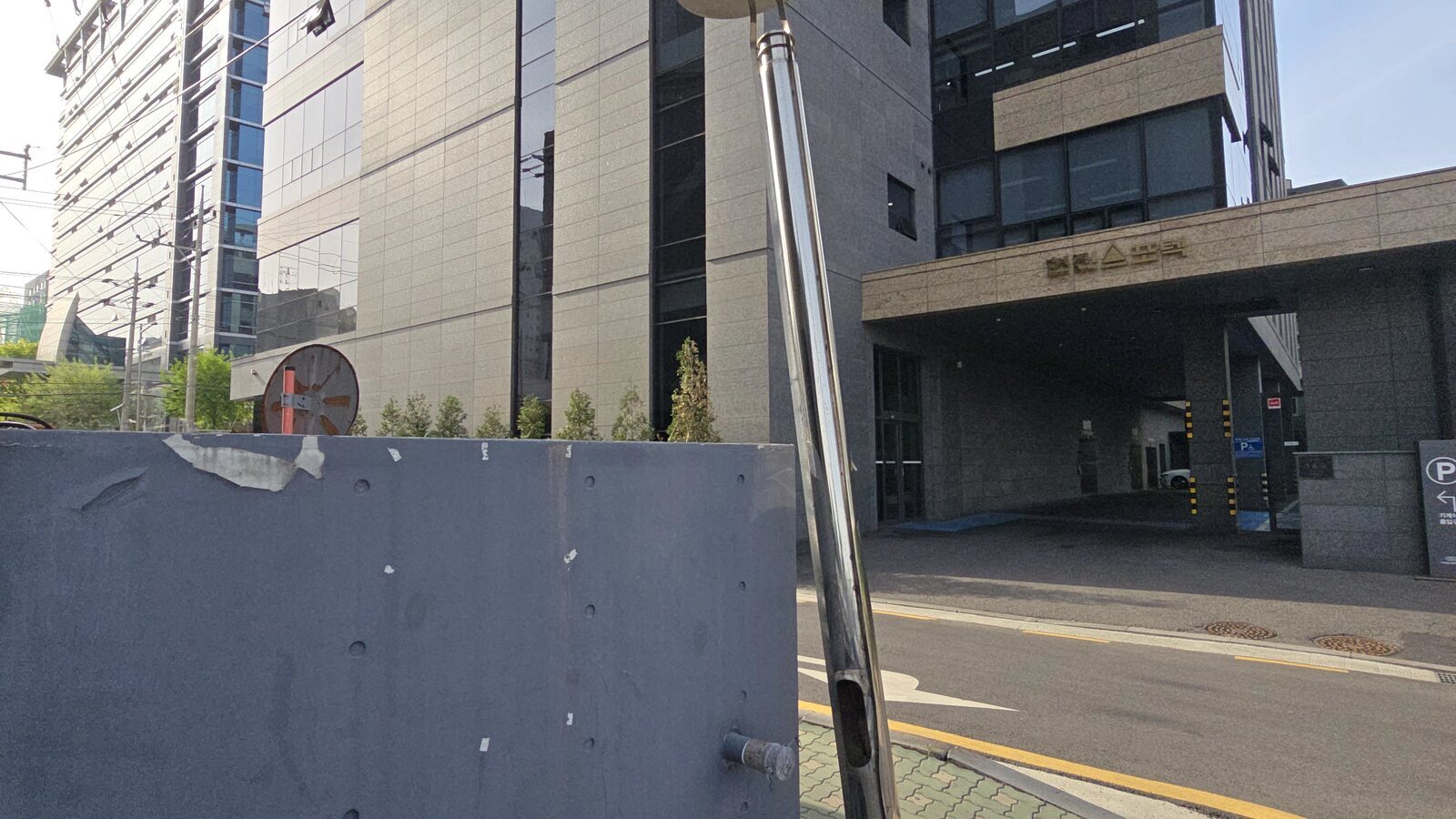 철거된 가로등 기둥과 등기구 적재 현장