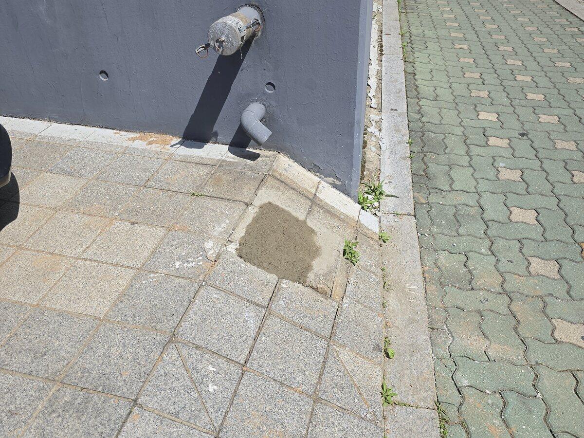 가로등 철거 후 남은 벽면 마운트 흔적